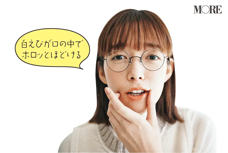 佐藤栞里が富山県のおすすめお取り寄せグルメ「とやま棒鮨」の棒鮨を食べている様子
