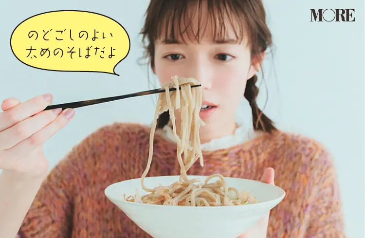 佐藤栞里が福井県のおすすめお取り寄せグルメ「そば処 一福」の塩だしおろしそばを食べている様子