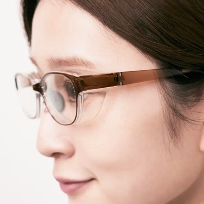 パリミキの花粉症の人におすすめなメガネをかけた横顔