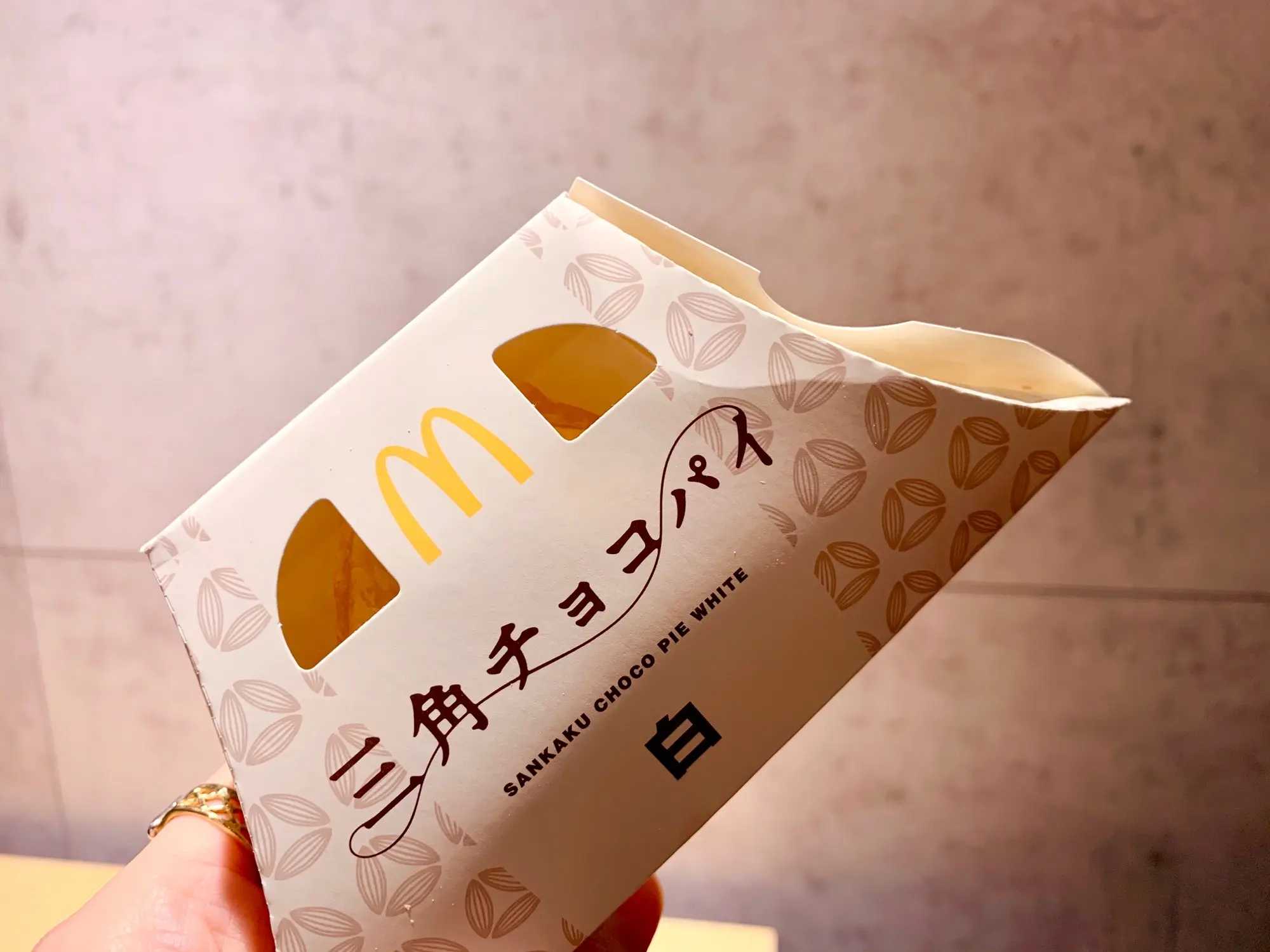 《2年ぶりに待望の復活❤️》【マクドナルド】三角チョコパイ 白が美味しすぎる☻!_1