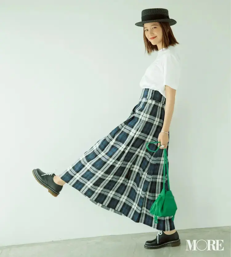【白Tシャツコーデ】白T×チェック柄スカートの日はブラウンリップで大人っぽく