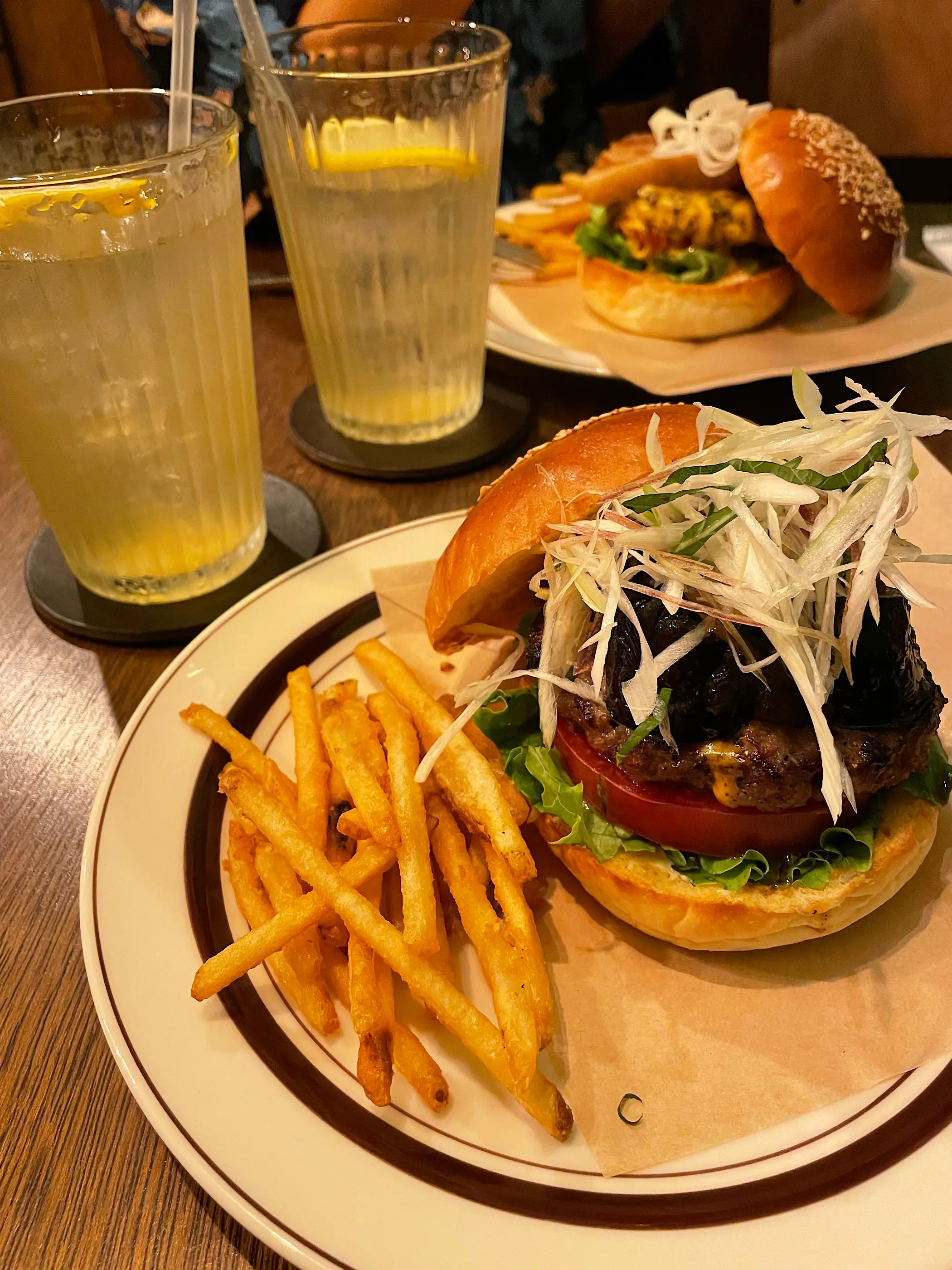 蔵前「バーガー喫茶 チルトコ」の「茄子揚げ浸しバーガー」と「自家製レモネェド」