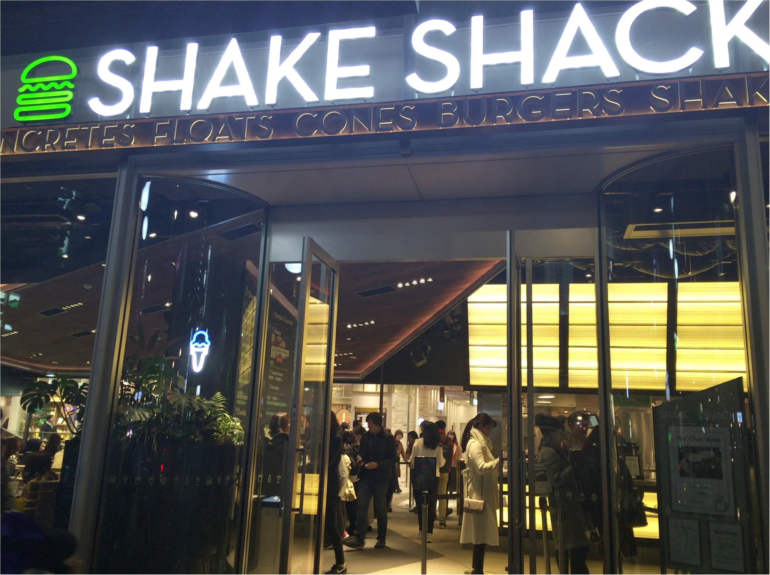 NY発バーガースタンド「Shake Shack」パティの肉感がスゴイ!!✨しかもホルモン剤を使っていない100%オールナチュラルのアンガスビーフ使用しているんです♩≪samenyan≫_1