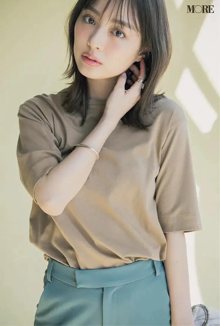 内田理央が着る、キャメルカラーのTシャツ