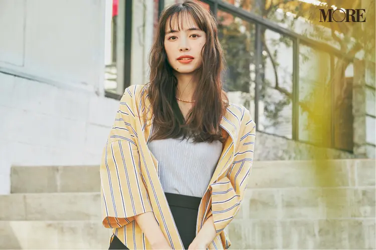 黄色のシャツを着た井桁弘恵