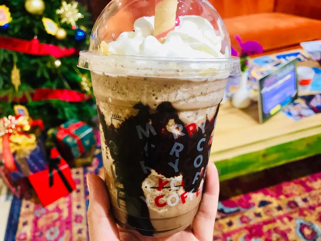【スタバ新作】遊び心満載♡ストローが食べれる!《サンタブーツ チョコレート フラペチーノ®︎》_3