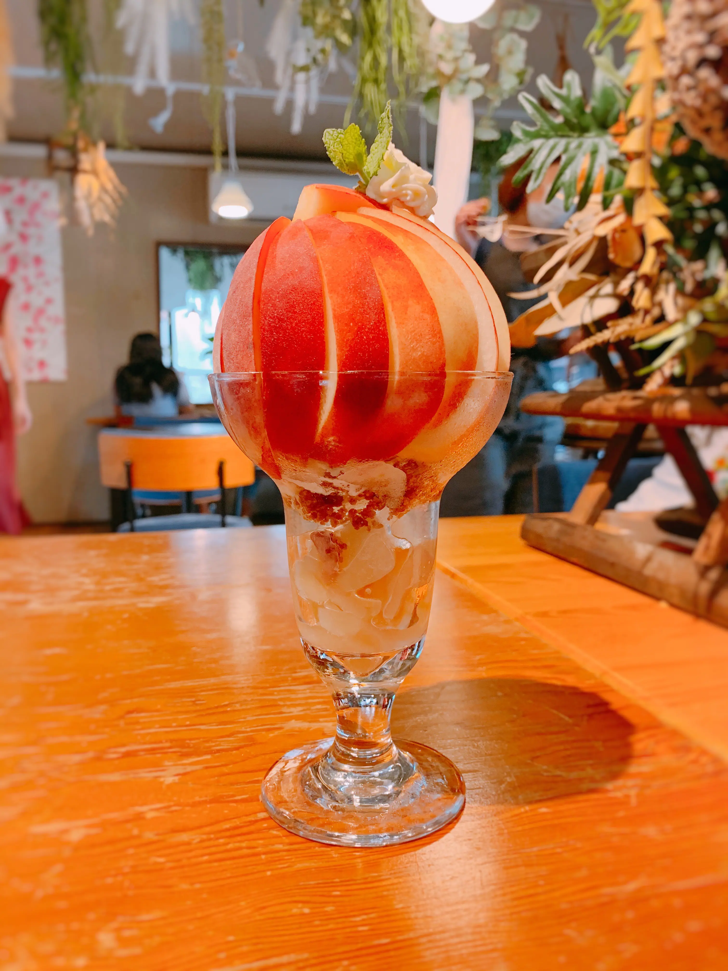 【おすすめカフェ】旬の《桃がまるごと&葡萄がたっぷり》詰まったジューシーなパフェ♡_3