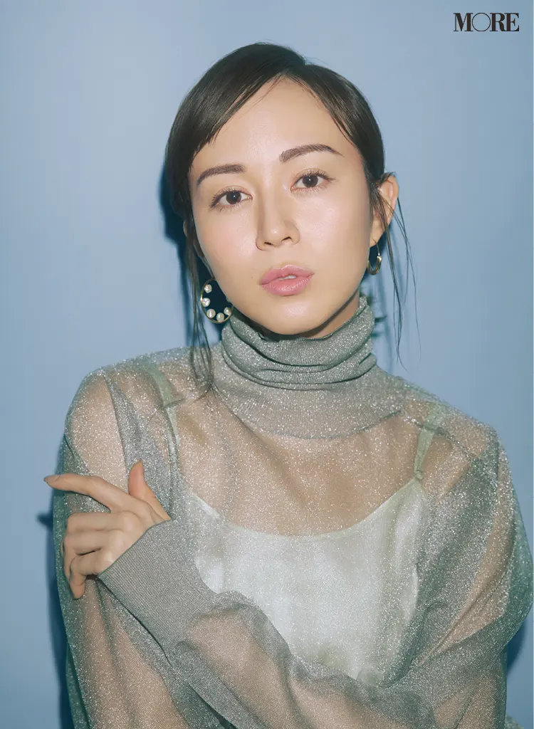 比嘉愛未さんが見せる2つの顔。『エスティ ローダー』のリキッドアイブロウで、「抜け感ナチュ眉」と「彫り深マニッシュ眉」_4