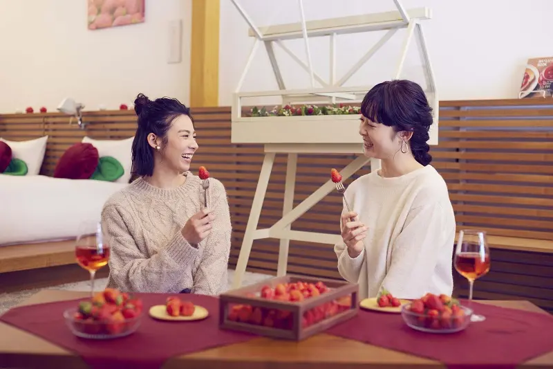 『星野リゾート　リゾナーレ那須』の「イチゴフルステイ」を利用中の女性の様子