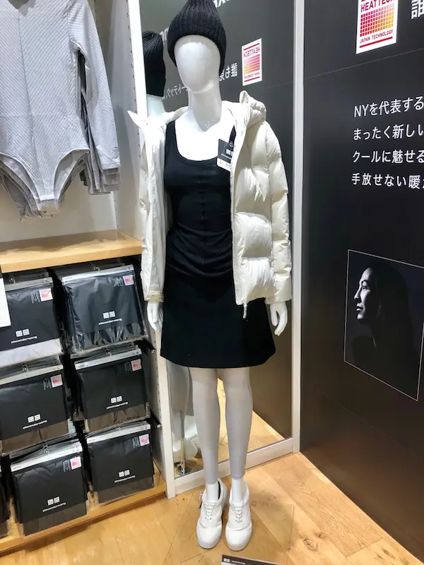 人気のレギンスをスカートとレイヤード