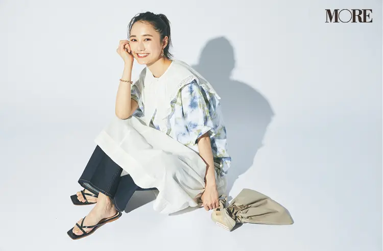 襟付きワンピースにメンズTシャツを重ねて着回し