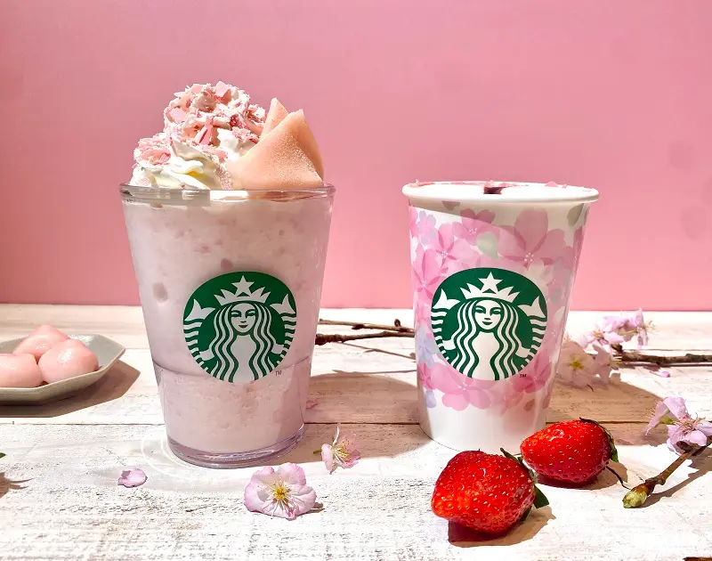 スタバ新作（左）「さくら ストロベリー 白玉 フラペチーノ」（Tallのみ テイクアウト￥668、イートイン ￥680）、（右）「さくら 咲いた ミルク ラテ」（HOTのみ テイクアウト Short ￥501、Tall ¥540、Grande ￥579、Venti ￥618）