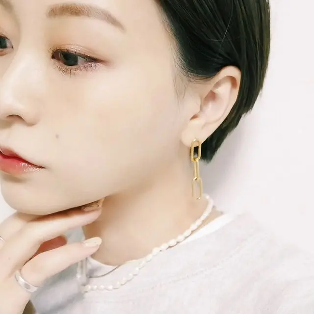 『day&』のゴールドピアスをつけた写真