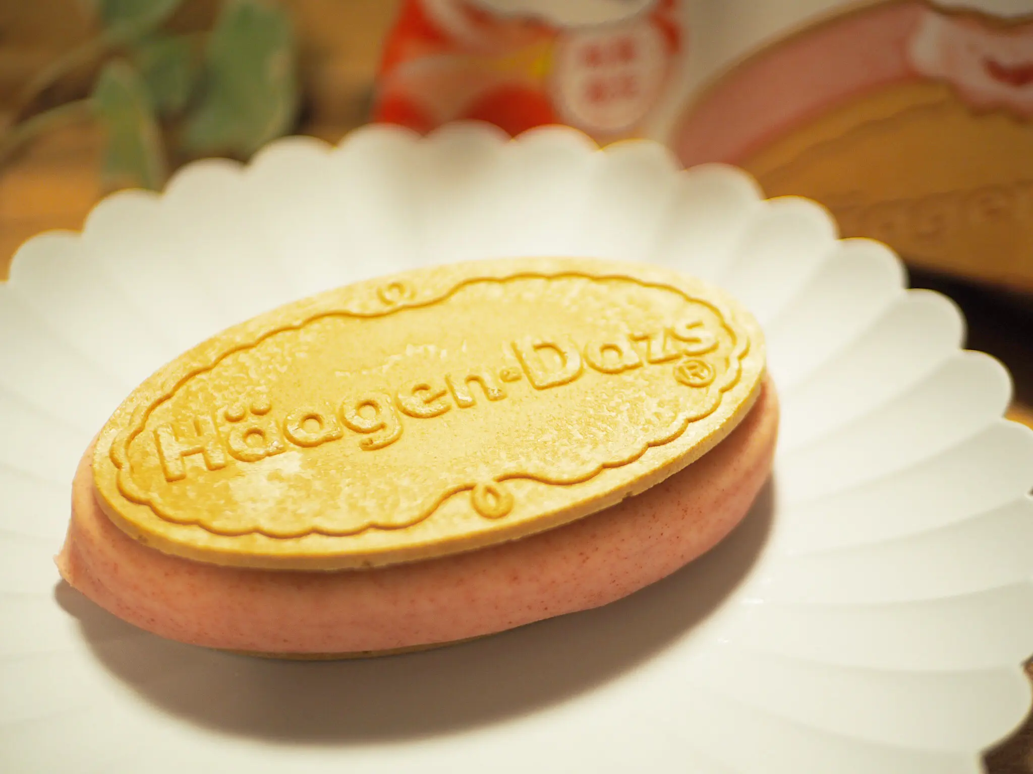 《2/16新発売!》春を感じるハーゲンダッツ新作の【 スイートストロベリークリスピーサンド】♡_2