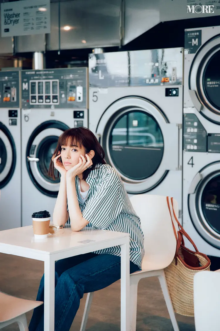 ストライプシャツ×デニムコーデの佐藤栞里