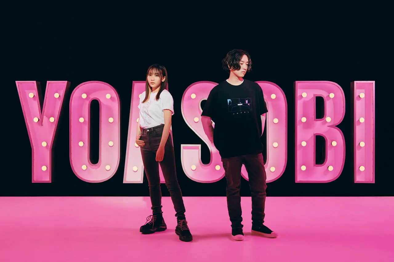YOASOBI UTを着たYOASOBIのメンバー