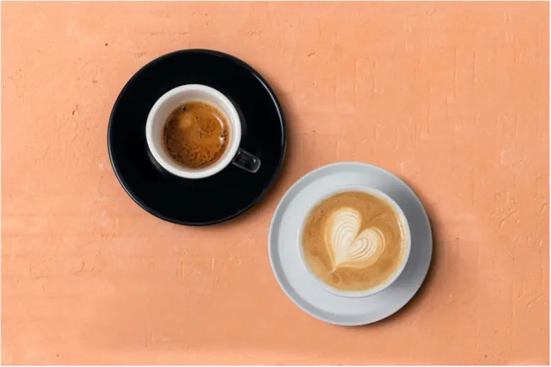 ブラックコーヒーとホワイトフラットが飲み比べられる