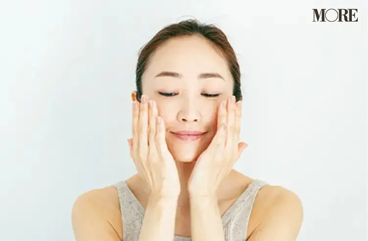 両手を顔に当てて笑う神崎恵