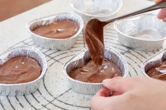 ケーキの素を型に流している様子