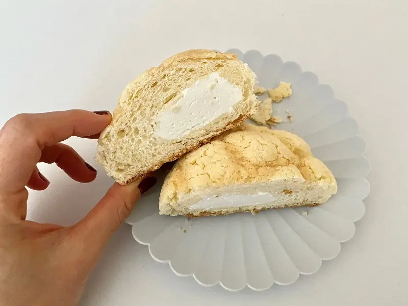 『セブン‐イレブン』の「冷たく食べるメロンパン」を半分にカットした状態