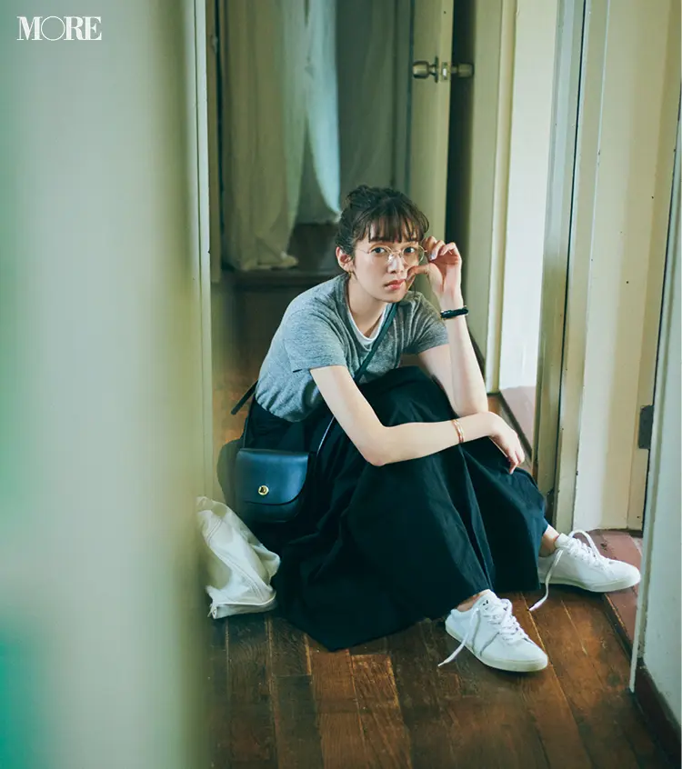 白いスニーカーをスカートに合わせたコーデの佐藤栞里