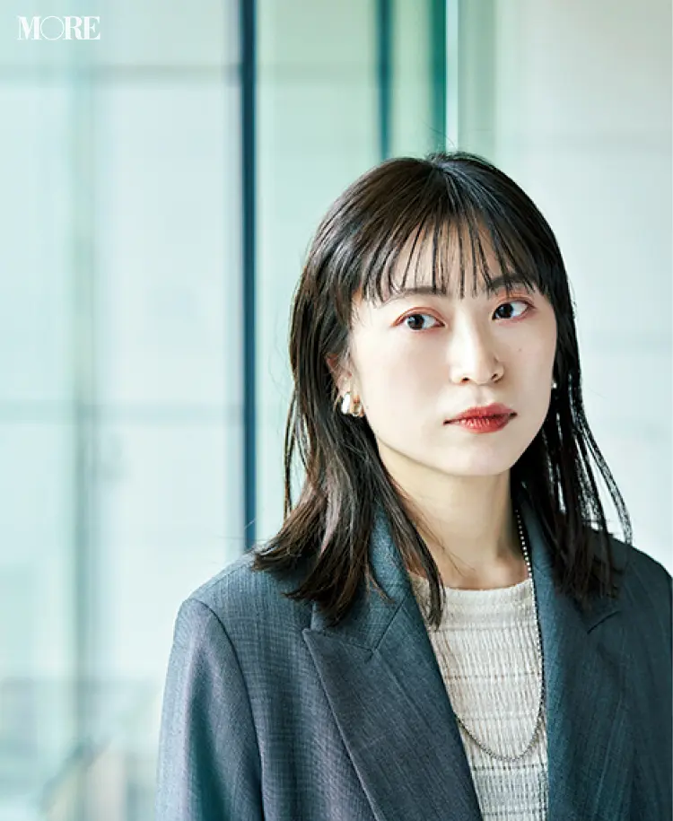 スタイリング剤いらずな話題のヘアオイル! ポイントは“ラフ感”。あえてのミラーレスで作る、簡単お仕事ヘアアレンジ♡ _2