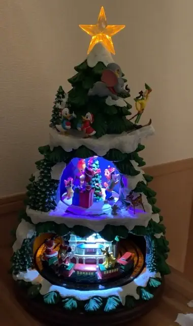 ディズニーのクリスマスツリーが光りながらさまざまなキャラクターが 回りながらクリスマスソングが数曲流れます♡  ずっと見ていられるほど癒やされますよ！