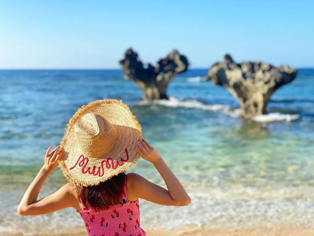 Premiumインフルエンサーズのインスタ拝見! 折田楓さんは、Go To トラベルを利用して沖縄へワーケーションに。ティーヌ浜のハートロックが映える_1