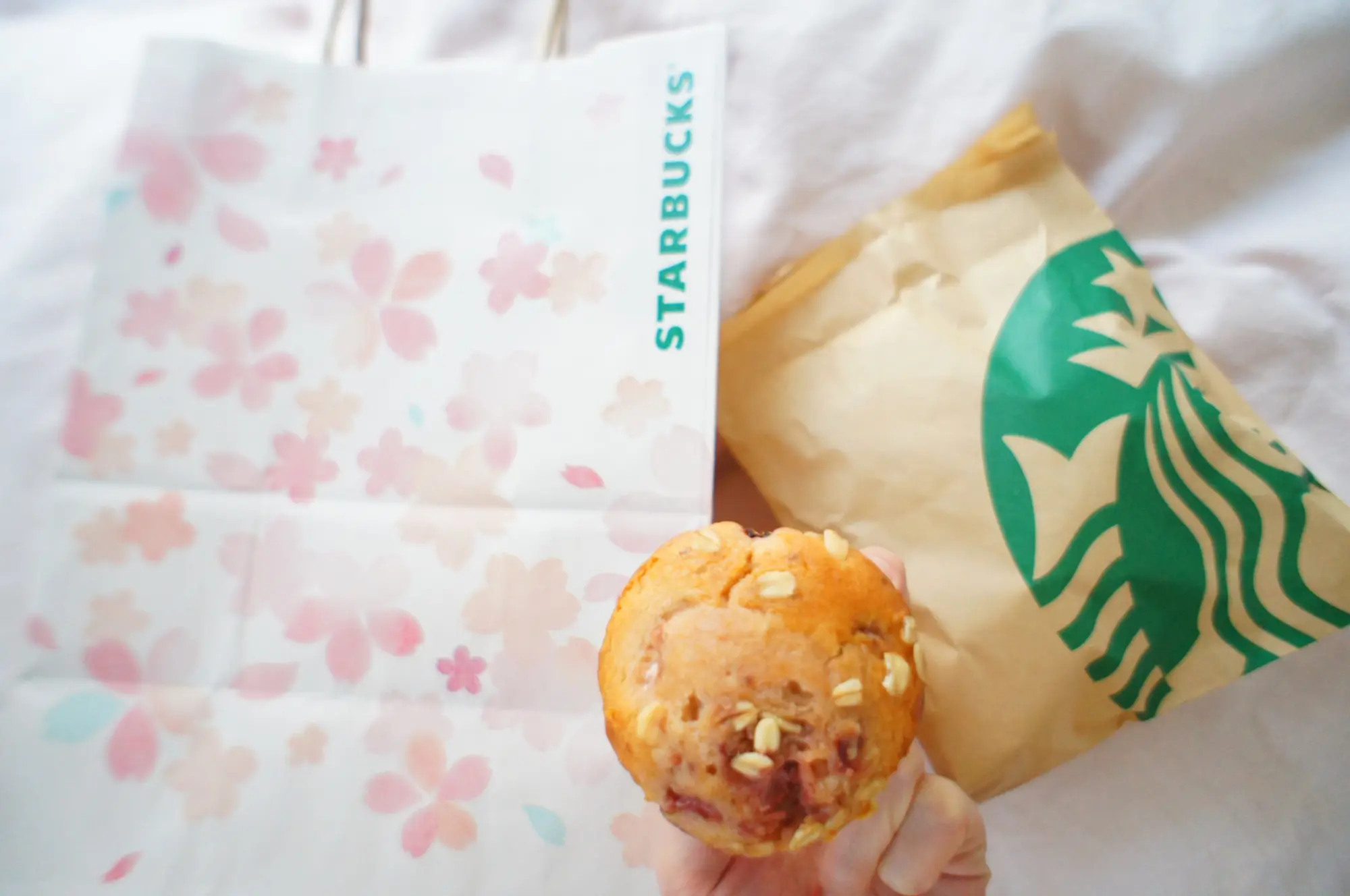 《レジ横foodに注目❤️》期間限定!【スタバ】ストロベリーとオートミールのマフィン☻_1
