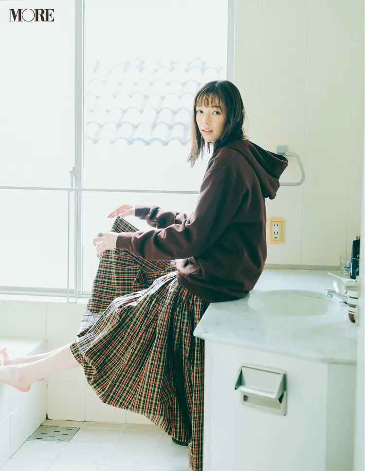 小顔に見えるヘアメイクと着こなしのテクニック