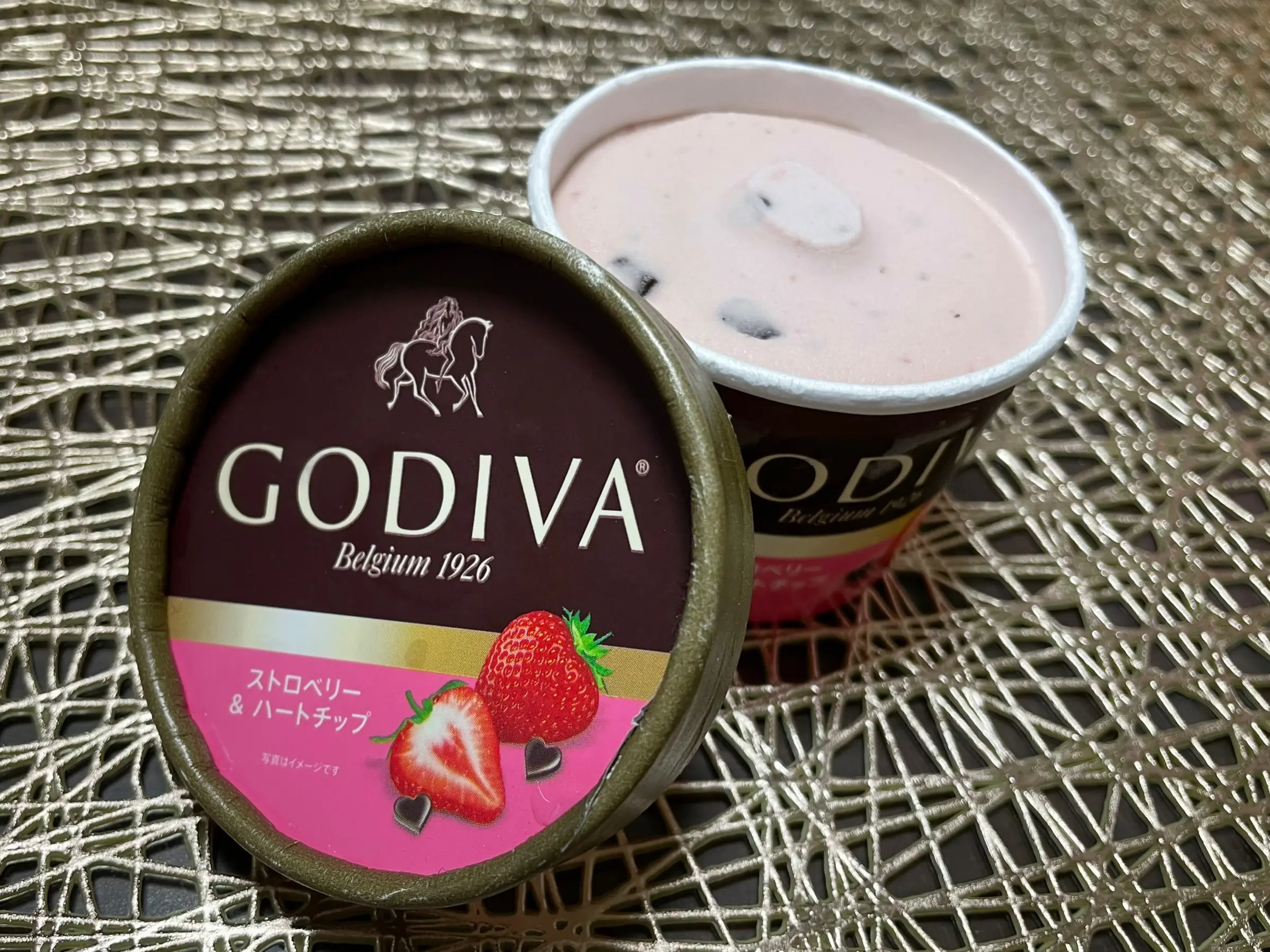 【おすすめいちごスイーツ】コンビニで買えるGODIVAアイス《ストロベリー&ハートチップ》_1