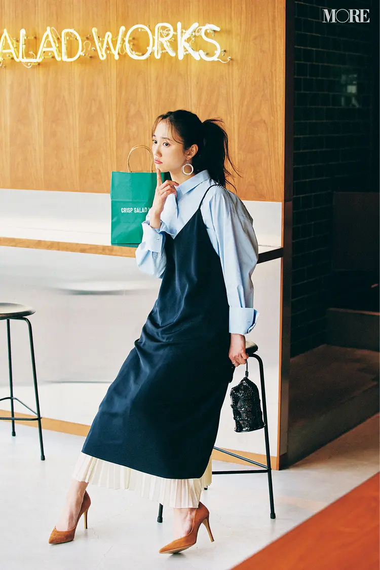 GUのシャツにワンピースとスカートをレイヤードした鈴木友菜