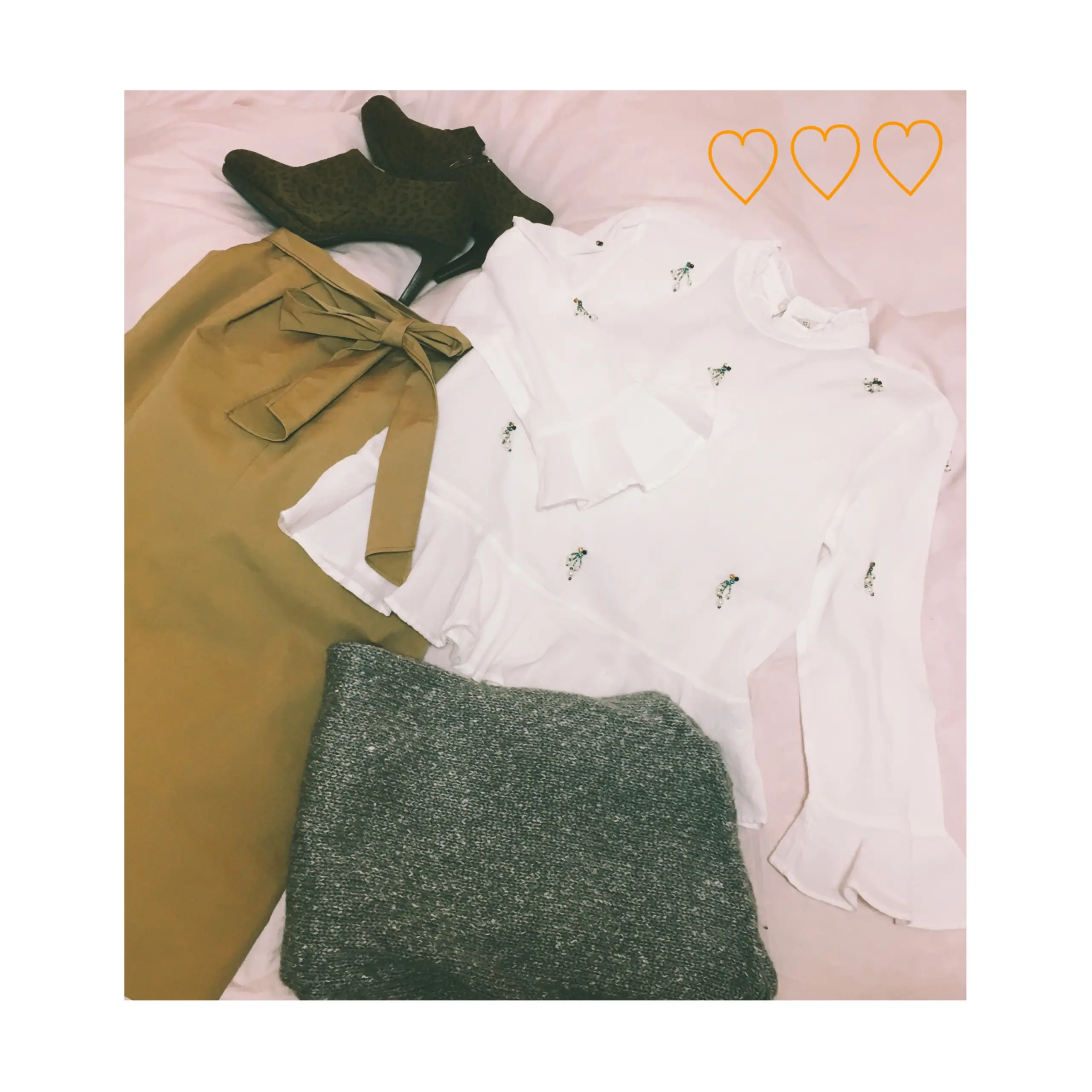 《ザラジョ必見!今買って春まで使える★》【ZARA】で見つけたビジュー付きフリルネックブラウス(¥1,990)が大活躍の予感❤️_4