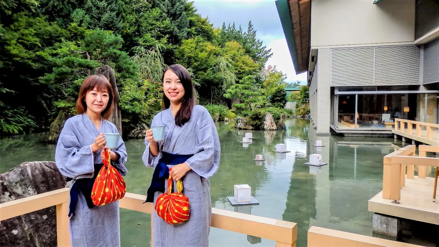 りんごをイメージした津軽限定の風呂敷と浴衣の写真