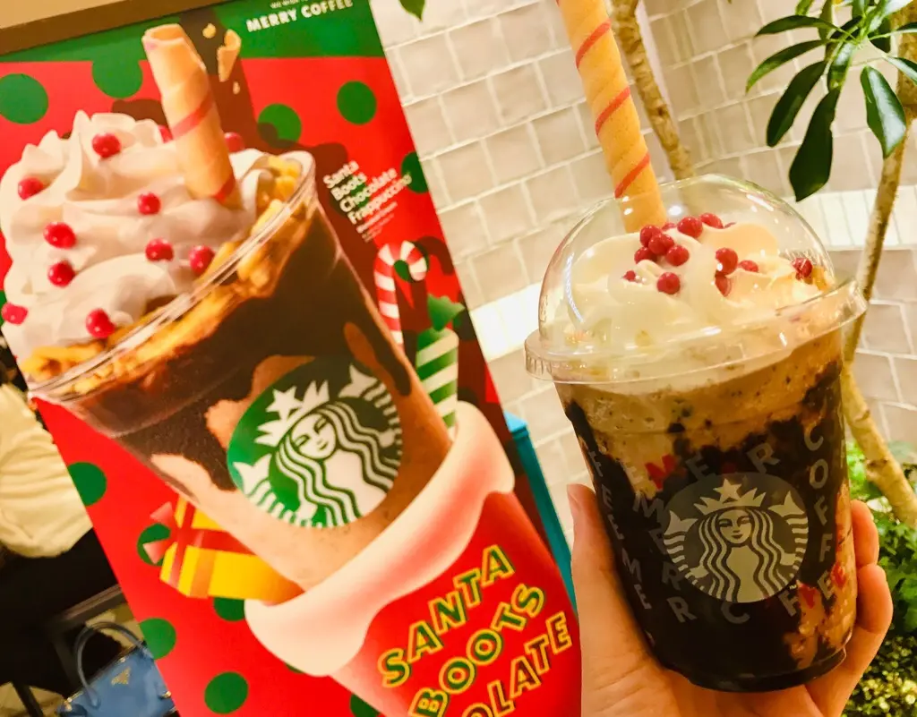 【スタバ新作】遊び心満載♡ストローが食べれる!《サンタブーツ チョコレート フラペチーノ®︎》_5