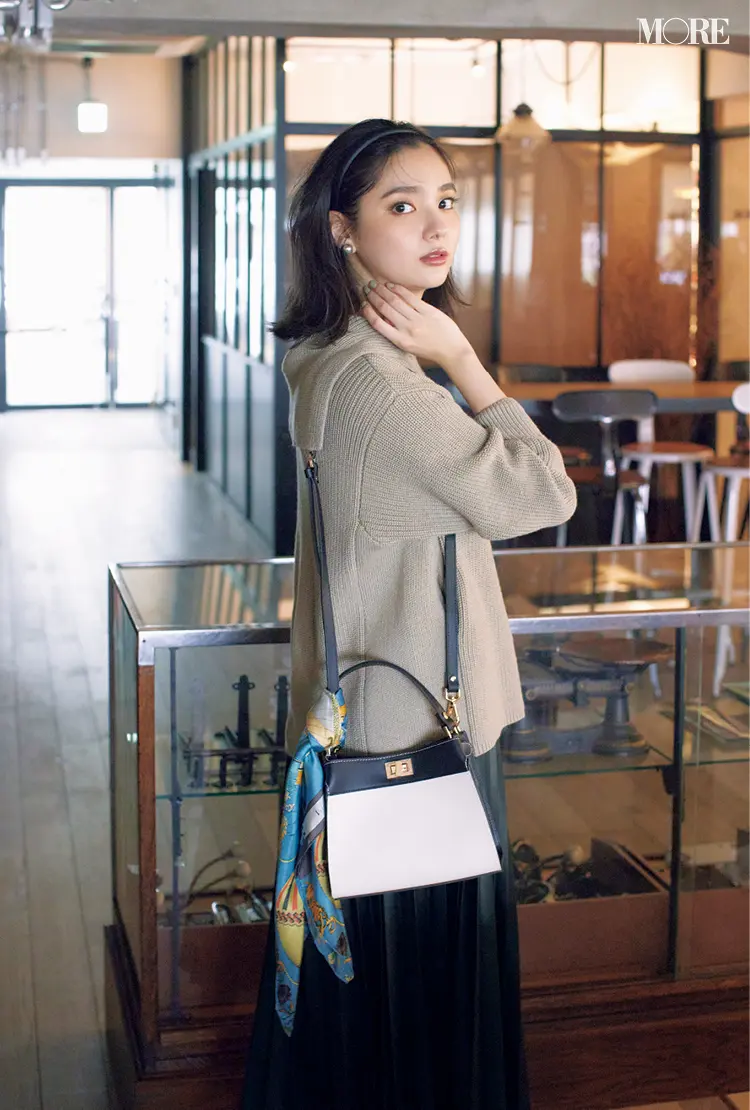 グレージュのセーラーカラーニットを着た新川優愛
