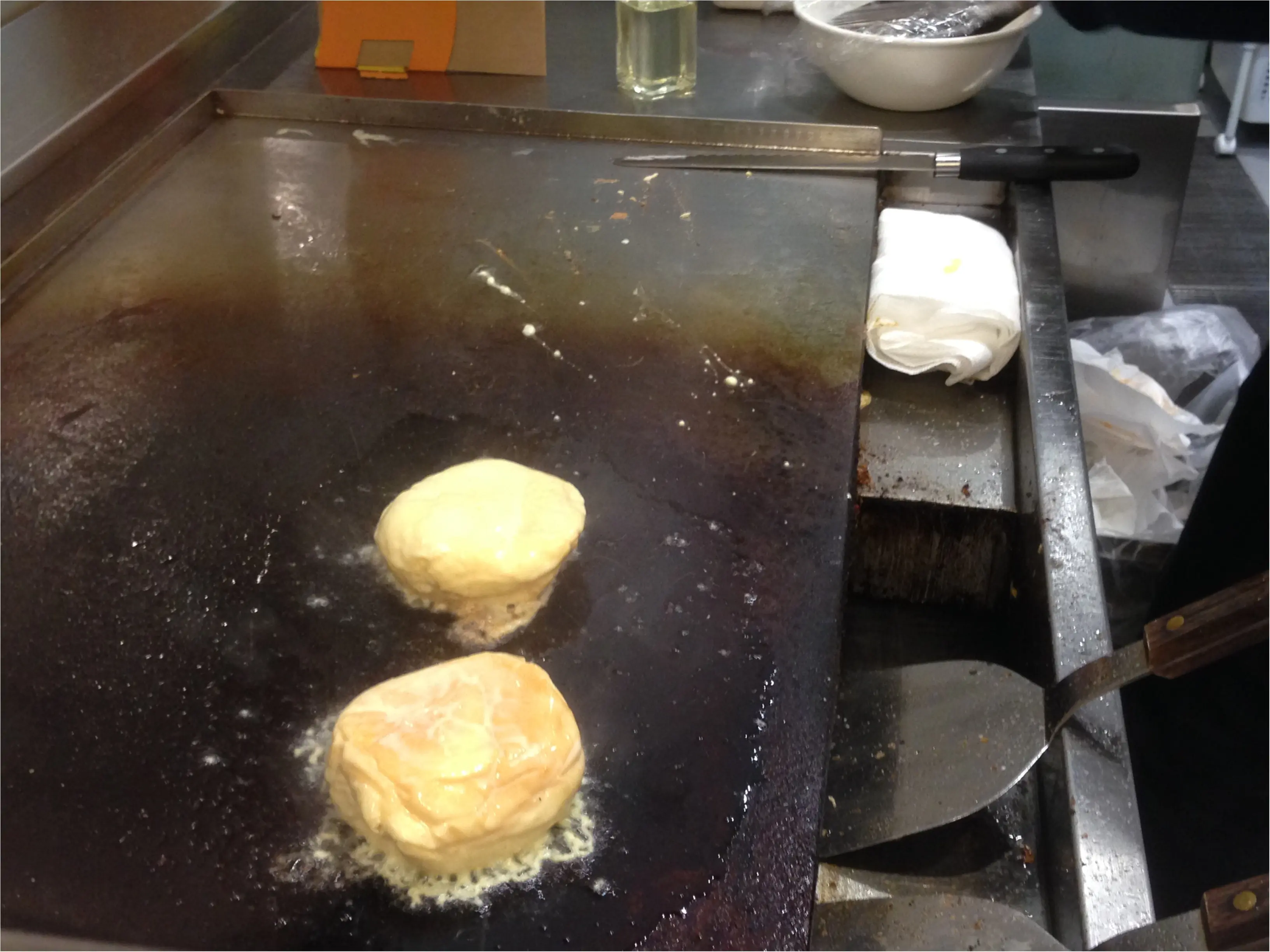 くりーむパンを鉄板で焼いちゃう⁉️Hattendo caféで実演販売されている"フレンチバーガー"とはΣd(・ω・*)_3