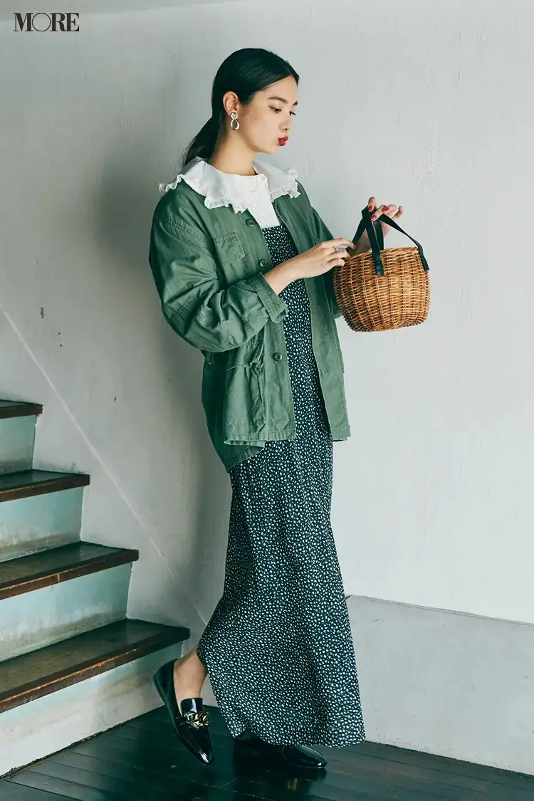 【2021秋コーデ】小花柄ワンピース×衿つきブラウス×ジャケットのコーデ