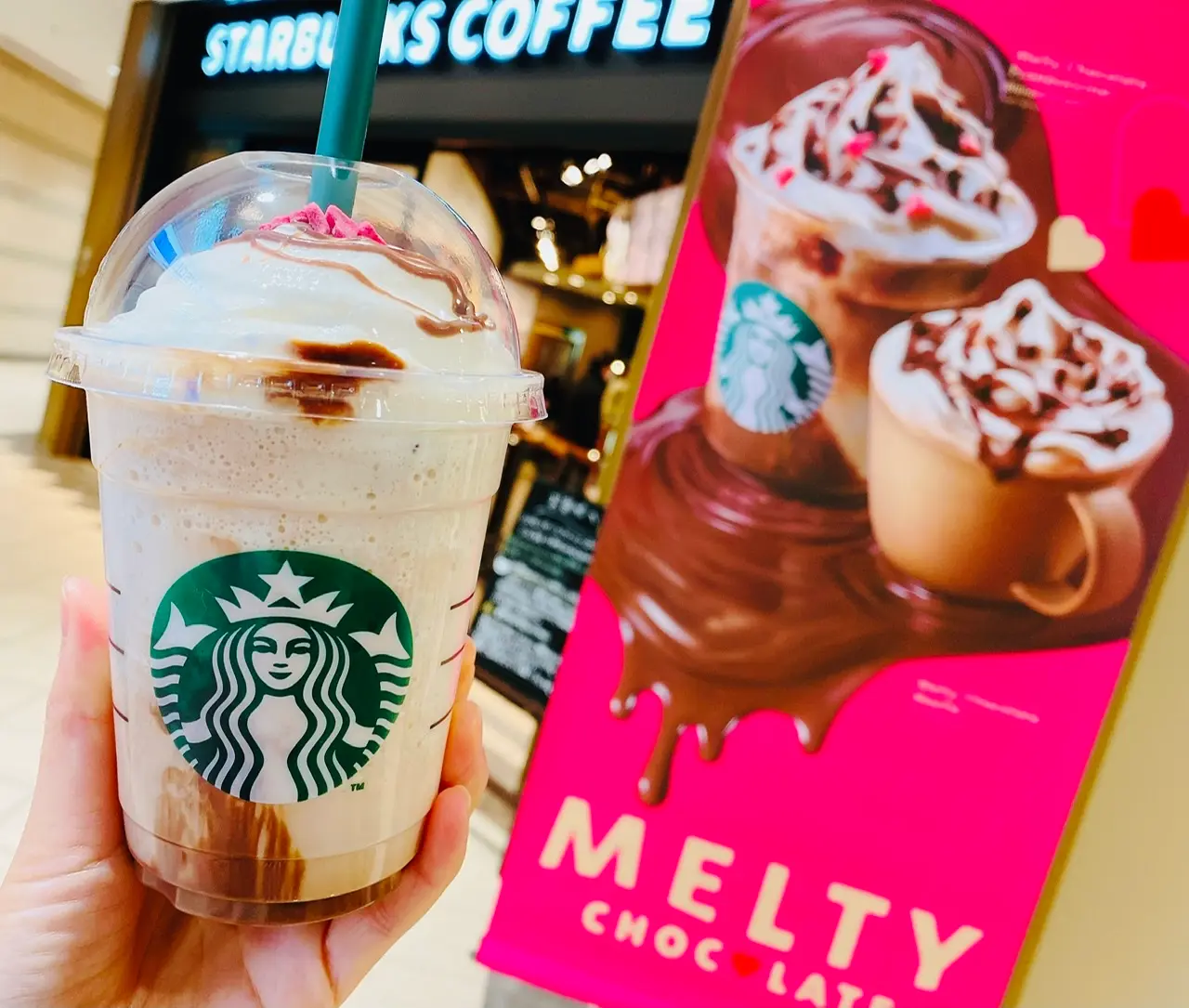【スタバ新作】バレンタインシーズン到来!見た目もキュン♡《メルティ生チョコレートフラペチーノ》_2