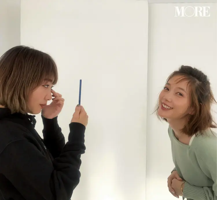 本田翼はコスメ好き♡ ヘア&メイクさんに質問攻めの現場をキャッチ。 【モデルのオフショット】_1