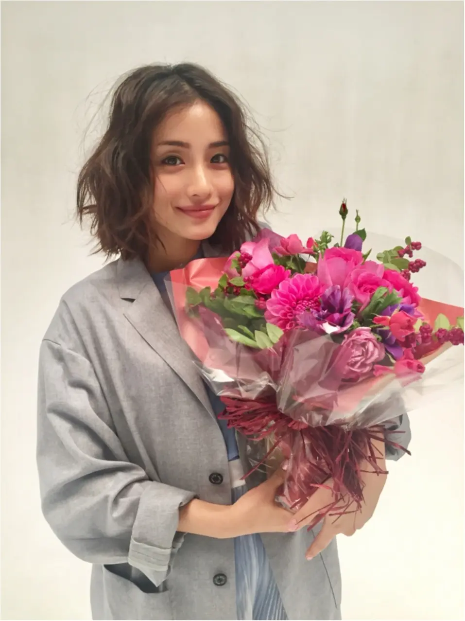 大人っぽくて女っぽい。石原さとみさん、MORE撮影後のオフショット公開!_1