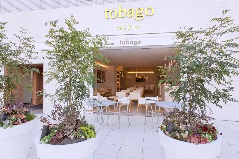 神奈川おしゃれホテルHOTEL PLUMMの外観と併設レストランtobago cafe&bar外観