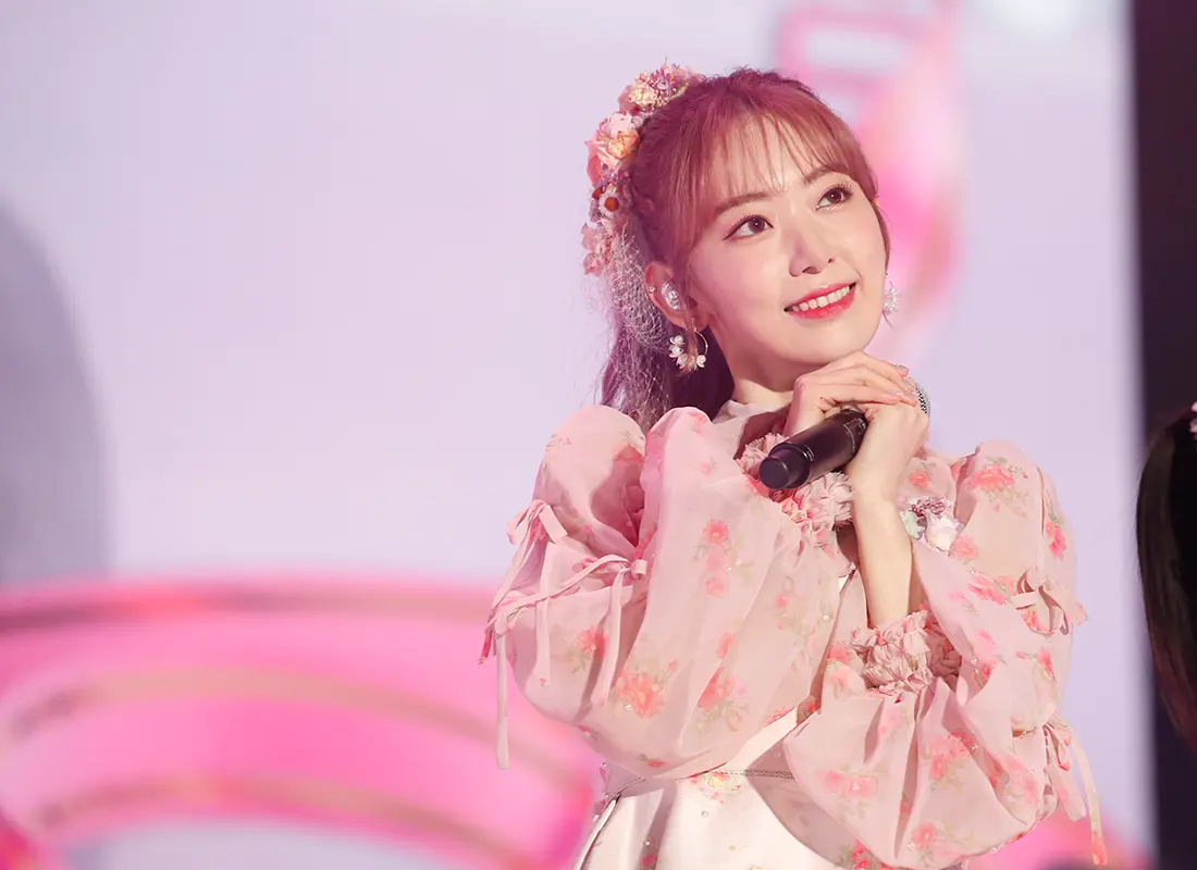 パフォーマンスをする宮脇咲良