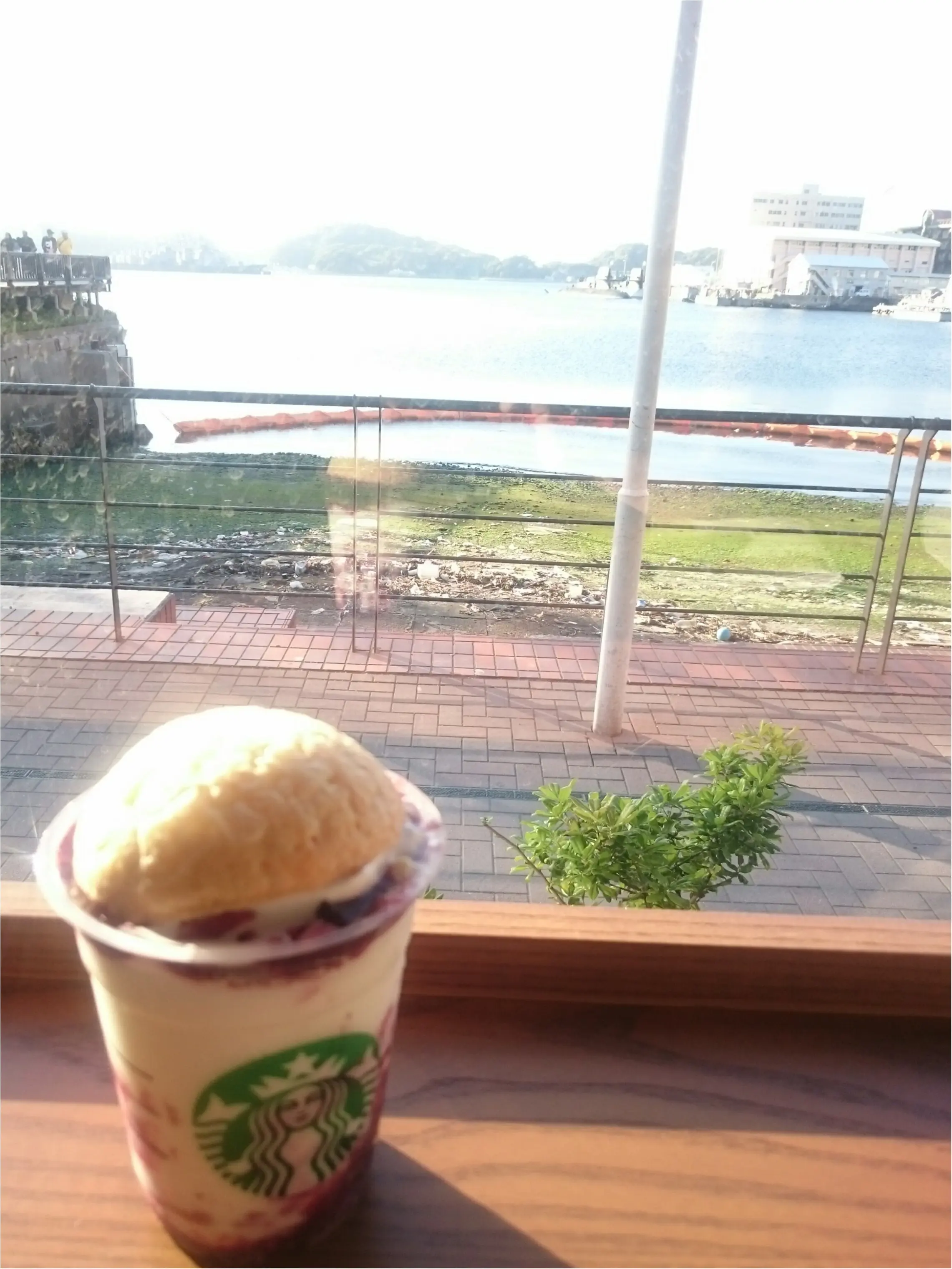 【海が見えるスタバ】【一度は行きたい景色のいいスタバ】港を見ながら○○名物にかけてアメリカンチェリーパイフラペチーノをいただきました♪_8