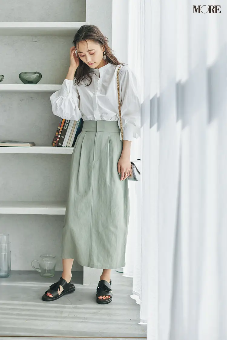 厚底サンダル×シャツとスカートの大人フェミニンコーデ