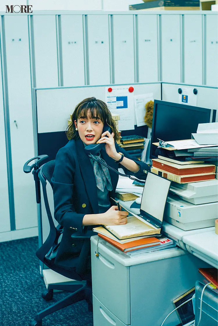 「仕事始めの日から大忙し。社内はジャケット、暑いな……」佐藤栞里主演【冬から春へ。手持ち服9着から始める着回し】5日目_1
