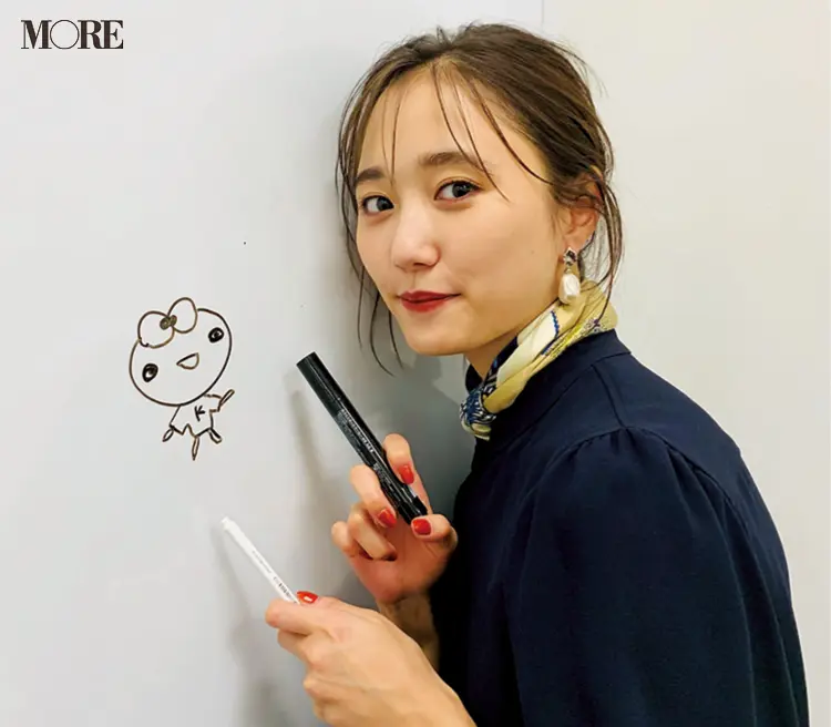 鈴木友菜が落書きしたキャラは一体!? ヒントはお腹のイニシャル【モデルのオフショット】_1