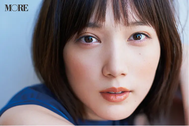 【本田翼がブルーを着たら】メイクのポイントはコレ! ◯◯色を使ってくすみレス顏に♡ _4