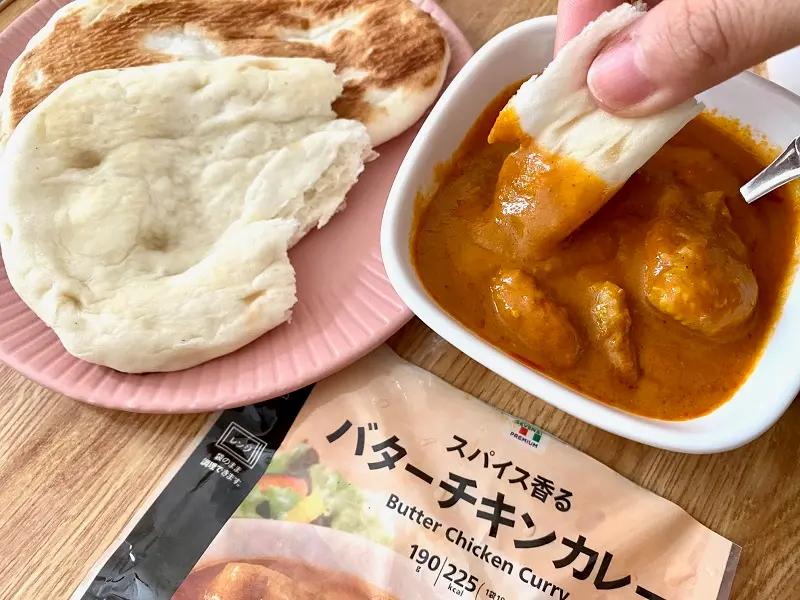 おすすめコンビニご飯【セブン₋イレブン】の「ミニナン」を、「バターチキンカレー」につけている様子