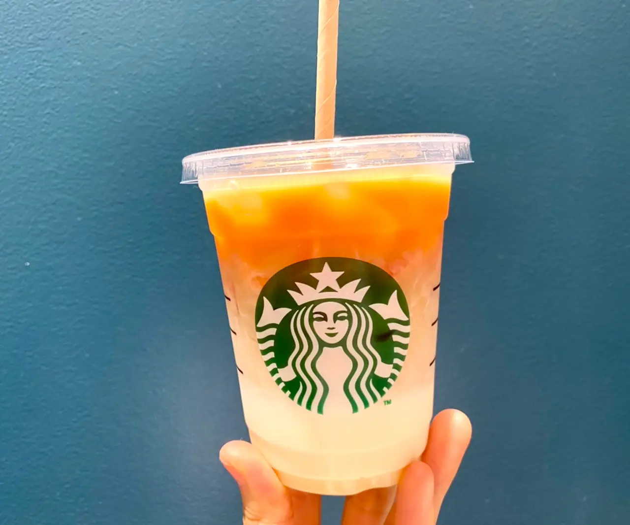 【スタバ 新作】「ほうじ茶 & クラシックティー ラテ」を手に持っている様子